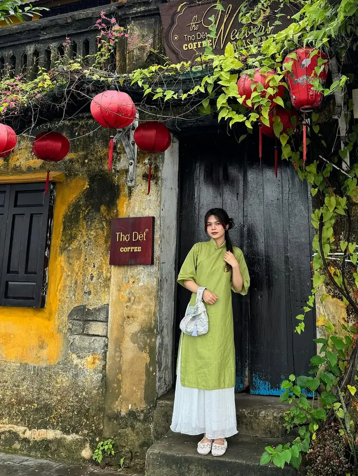 아오다이(Ao dai)의 작은 옷자락이 바람에 휘날리며, 누군가의 마음을 움직이는 그 아름다움은 결코 사라지지 않을 것입니다. instagram for tngann1602