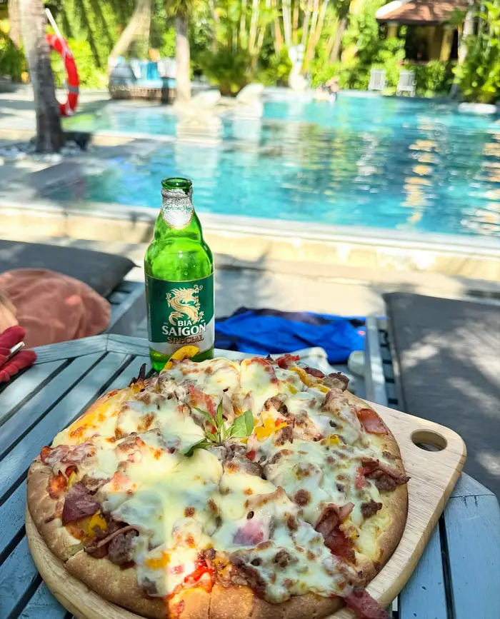 긴 검은 머리를 바람에 흩날리며 다낭을 여행하다.