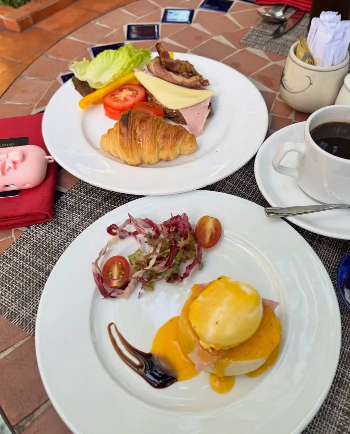 긴 검은 머리를 바람에 흩날리며 다낭을 여행하다.