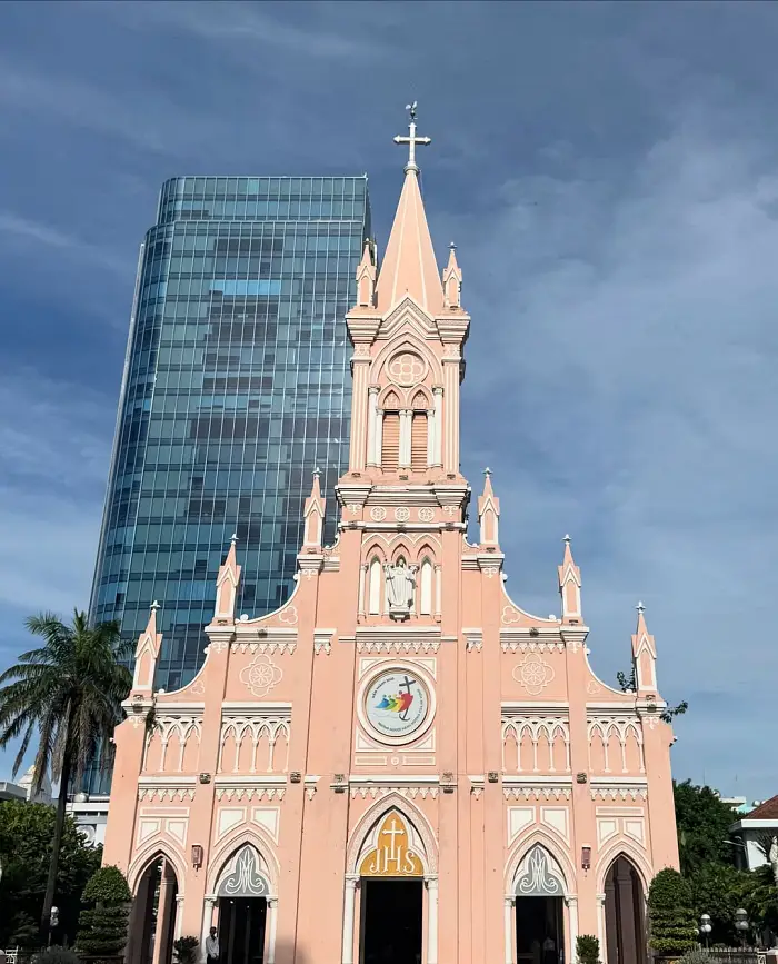 긴 검은 머리를 바람에 흩날리며 다낭을 여행하다.