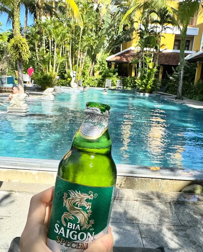 긴 검은 머리를 바람에 흩날리며 다낭을 여행하다.