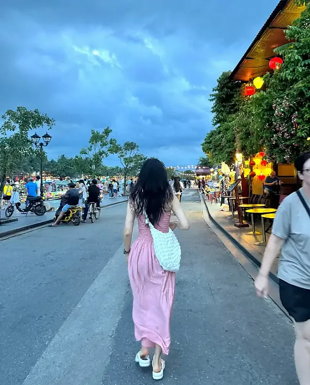 긴 검은 머리를 바람에 흩날리며 다낭을 여행하다.