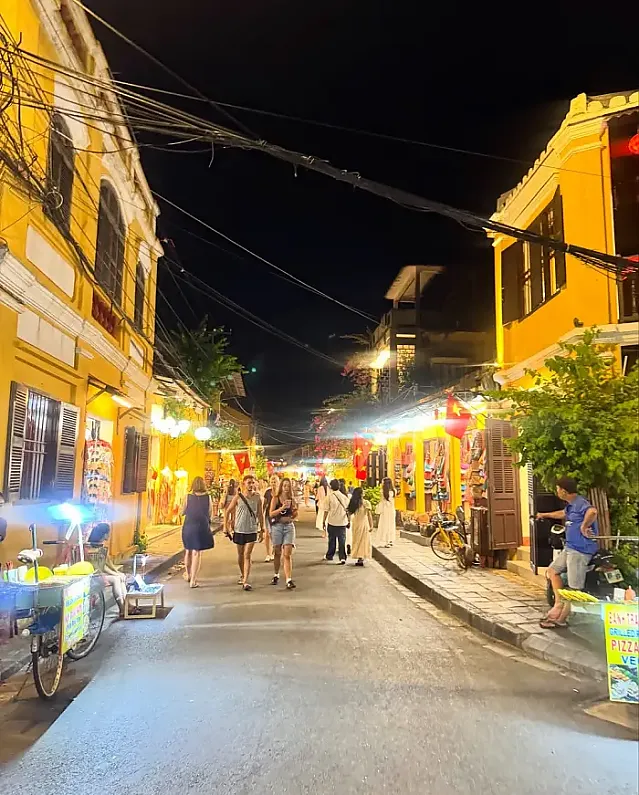 긴 검은 머리를 바람에 흩날리며 다낭을 여행하다.