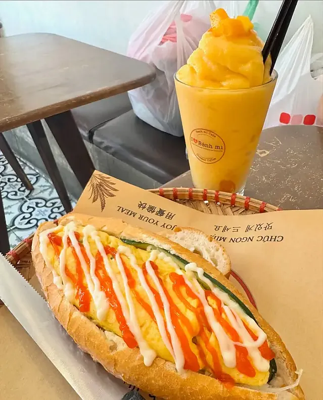 긴 검은 머리를 바람에 흩날리며 다낭을 여행하다.