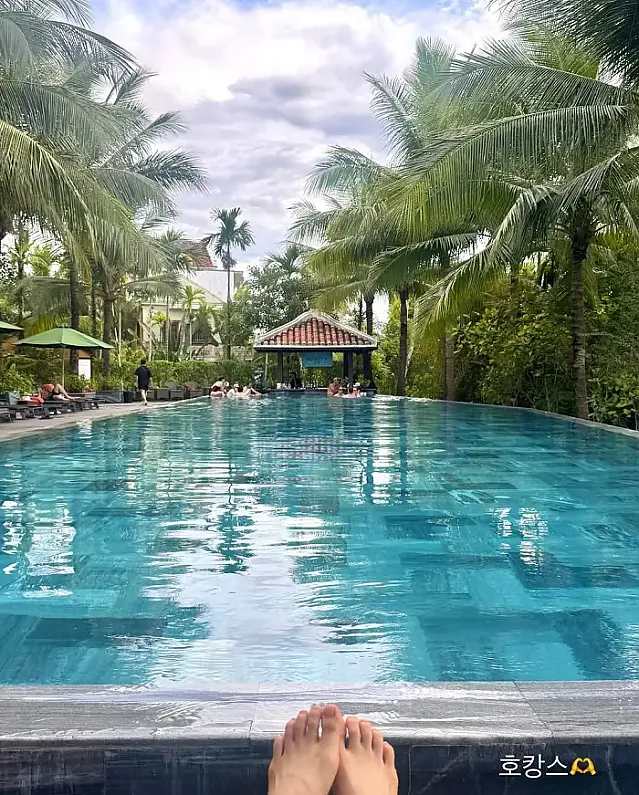 긴 검은 머리를 바람에 흩날리며 다낭을 여행하다.