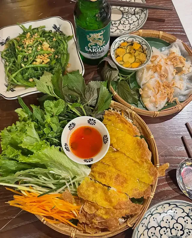 긴 검은 머리를 바람에 흩날리며 다낭을 여행하다.