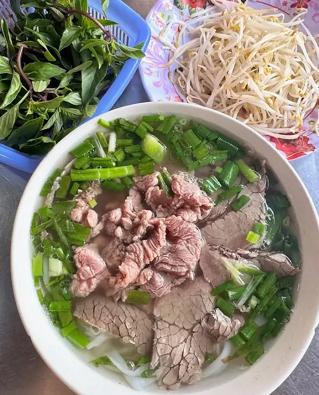 긴 검은 머리를 바람에 흩날리며 다낭을 여행하다.