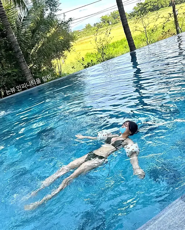 긴 검은 머리를 바람에 흩날리며 다낭을 여행하다.