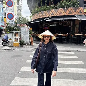 사이공 거리에서 베트남을 즐기다.