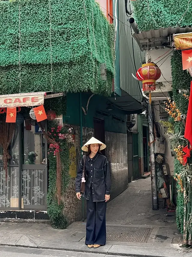 사이공 거리에서 베트남을 즐기다.