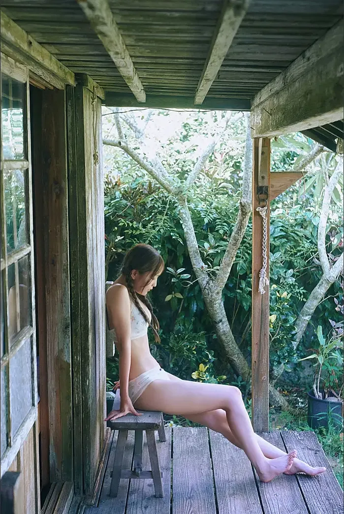 네오 사진집 2025 가을 시즌 걸 「푸른빛에 녹아들다」