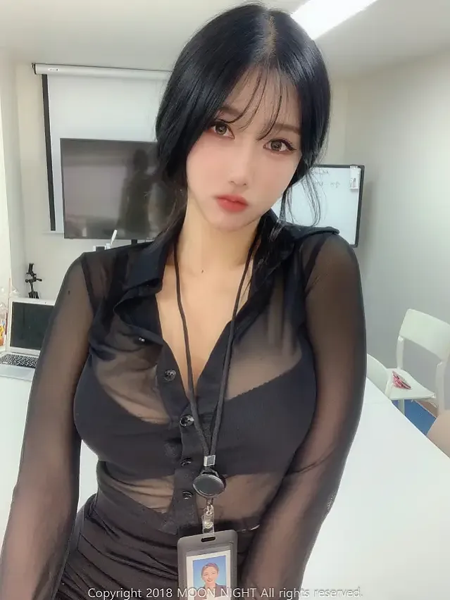 윤진 챌이, 문 나이트 스냅 포토북 「In The Office」