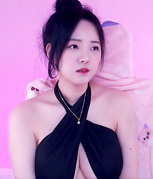 파멸적인 검은 홀터넥 착용한 김하선 묵직한 가슴골