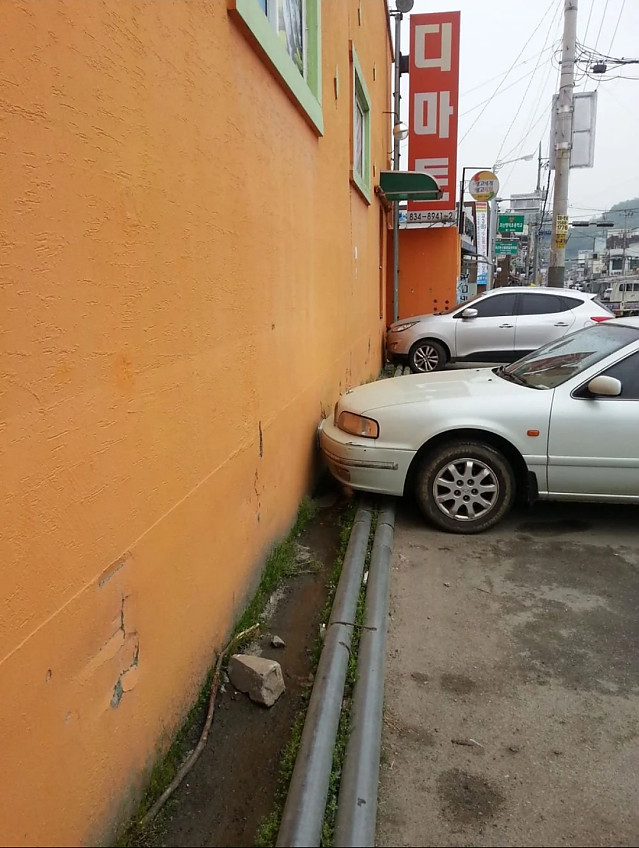 어느 주차장에 설치된 함정