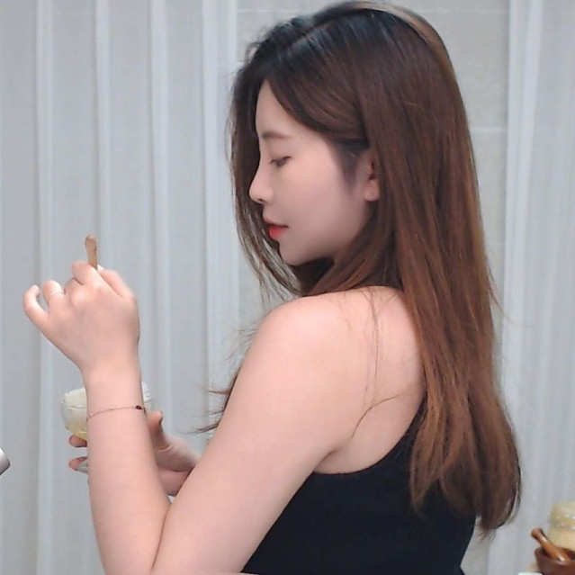 ASMR 유튜버 윤잉