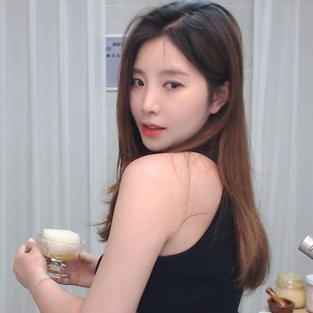 ASMR 유튜버 윤잉