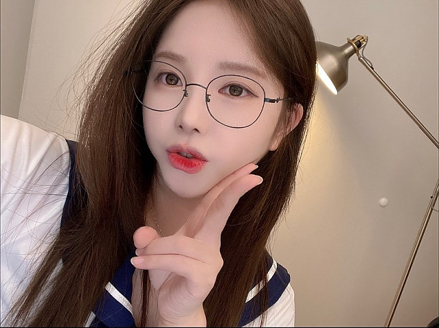 ASMR 유튜버 윤잉