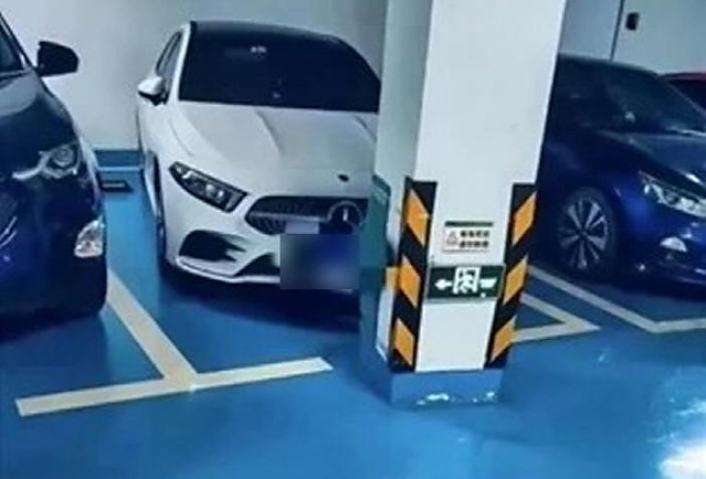 기둥뒤에 공간 있어요