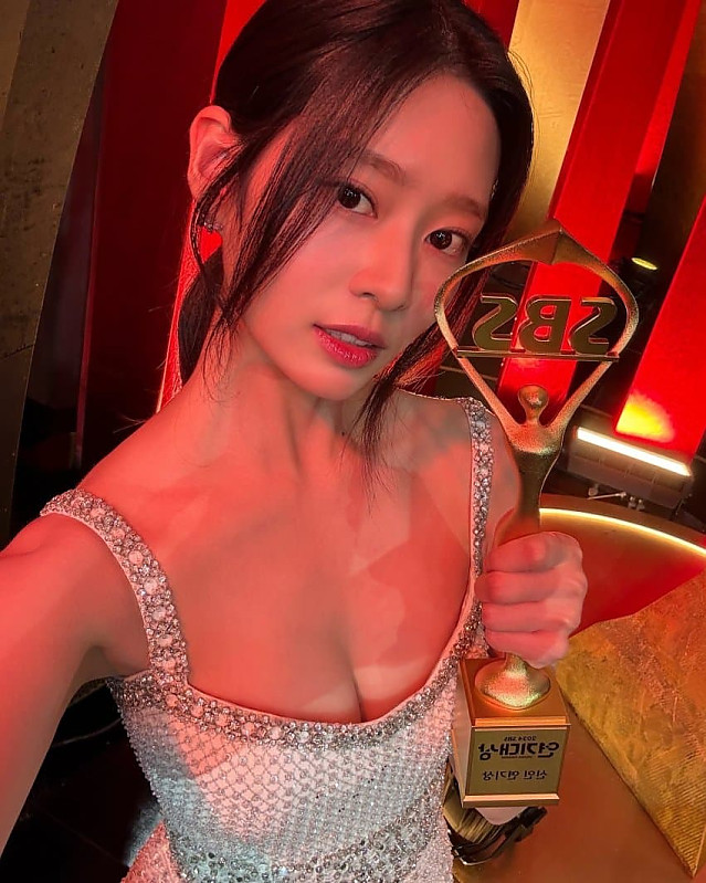 김민주 가슴골 노출ㄷㄷ