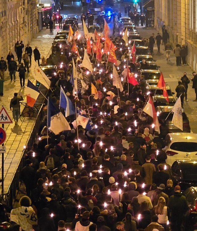 시내서 군주제 부활 옹호 시위