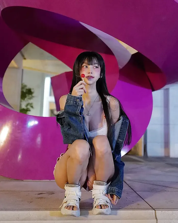 길 가던 학생들이 예뻐요 외쳐서 기분 좋은 나예요