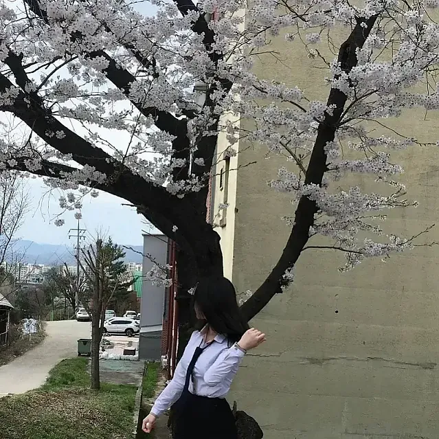 침대에서 살스 신은 여고생들