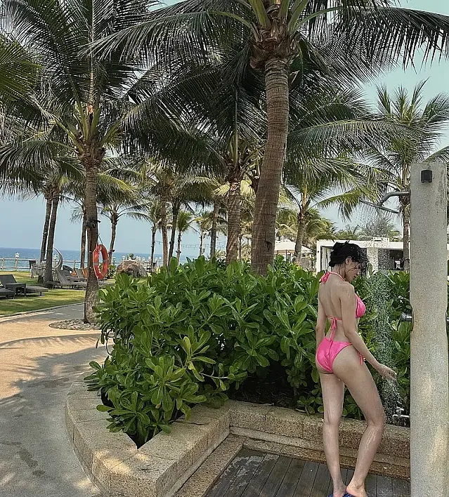 호이안의 여행중 해변에서 샤워중인 처자