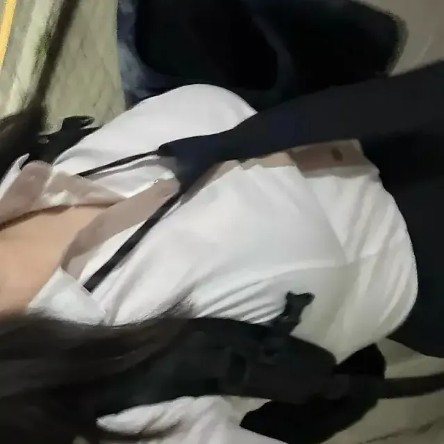 침대에서 살스 신은 여고생들