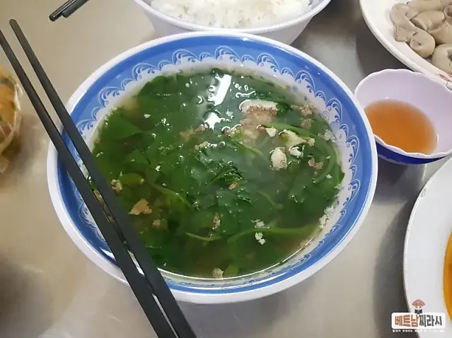 호치민 1군 벤탄시장 로컬 맛집인 동냔 백반집 Quan Com Dong Nhan 알려드립니다.