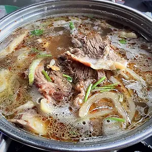 Giao Toan 쇠고기 전골 - 40년 동안 시장만큼 큰 유명 전골 레스토랑은 항상 고객으로 붐비고 있습니다