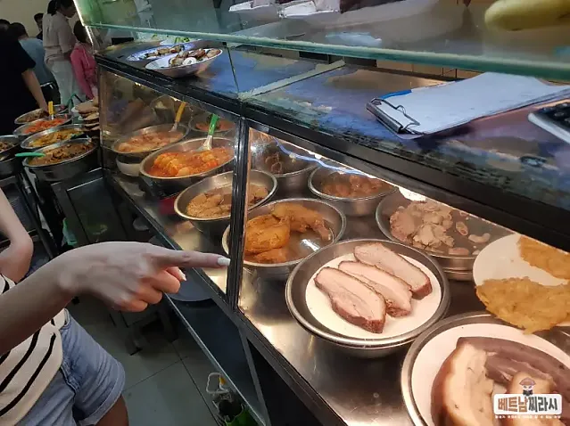 호치민 1군 벤탄시장 로컬 맛집인 동냔 백반집 Quan Com Dong Nhan 알려드립니다.