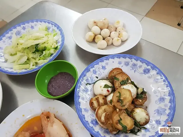호치민 1군 벤탄시장 로컬 맛집인 동냔 백반집 Quan Com Dong Nhan 알려드립니다.