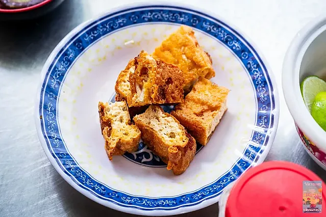 Bún Riêu Cô Yến의 바싹한 튀김 두부