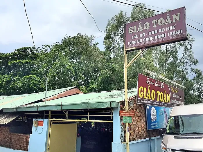 Giao Toan 쇠고기 전골 - 40년 동안 시장만큼 큰 유명 전골 레스토랑은 항상 고객으로 붐비고 있습니다