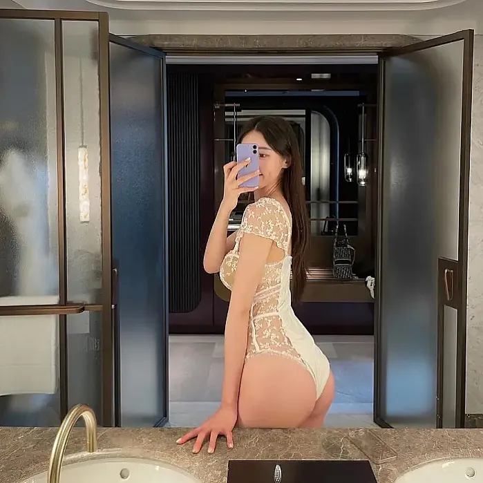 예술적인 몸매의 수영복녀