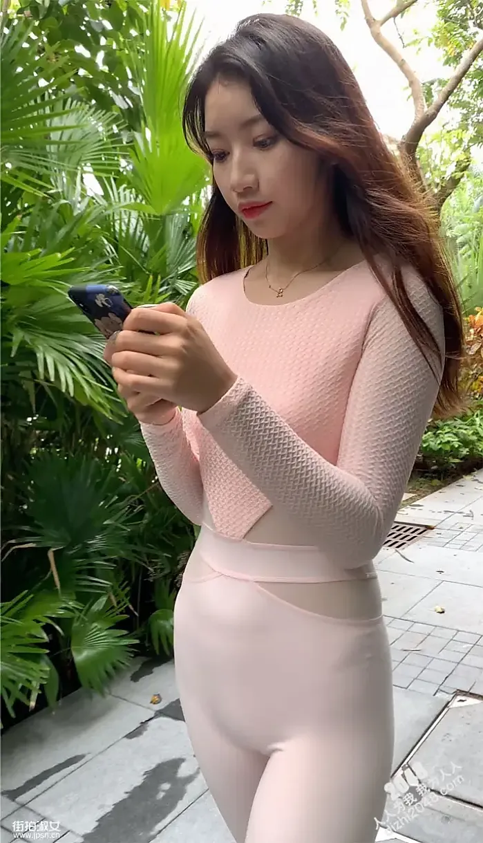 속 비치는 핑크 타이즈 전신에 두른 미모의 요가녀