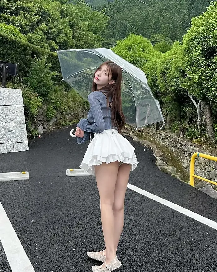 살짝살짝 보이는 속팬티