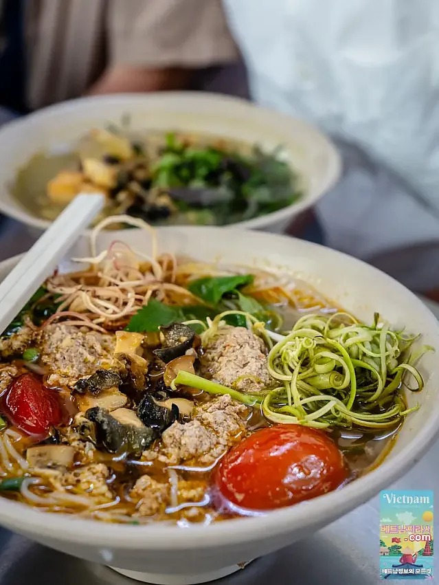 탄하이 (Thanh Hải) 3군지역 골목에서 40년 동안 이어온 Bún Ốc 및 기타 북부 별미