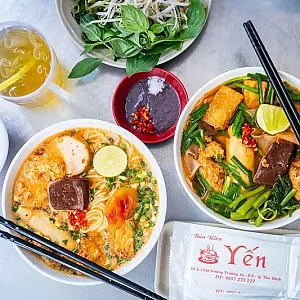 Bún Riêu Cô Yến의 바싹한 튀김 두부