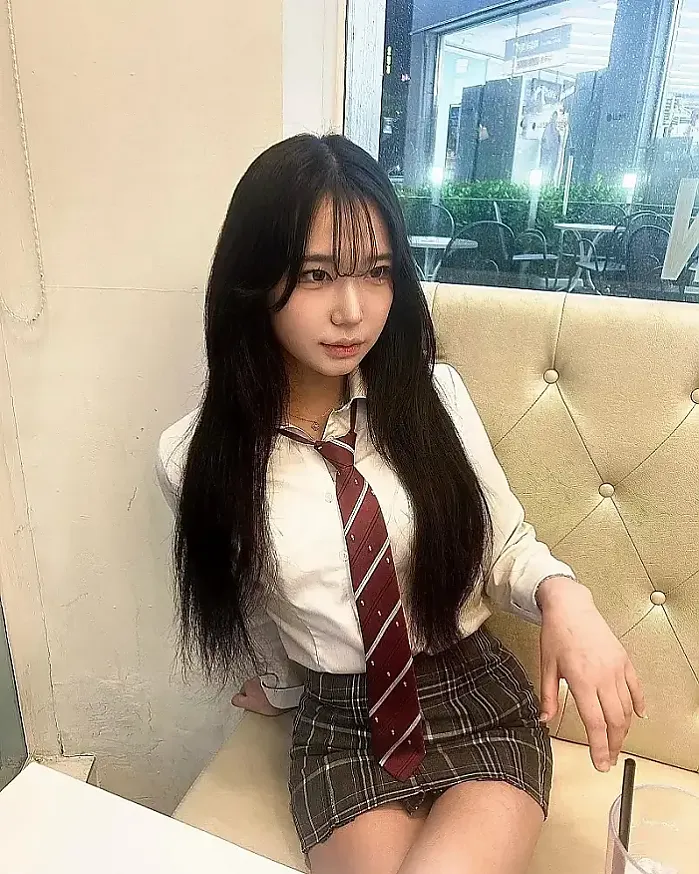 아슬아슬한 교복치마 사이