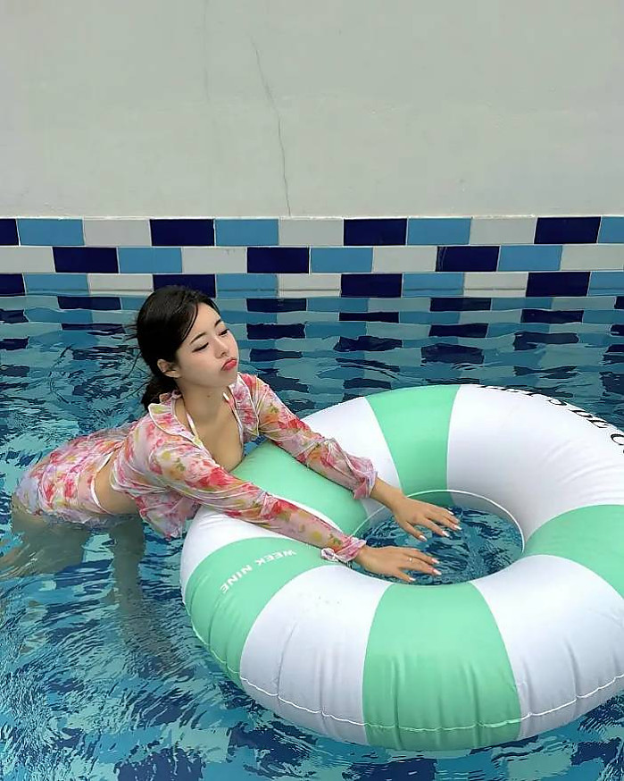 풀빌라 수영장에서 수영장인 그녀