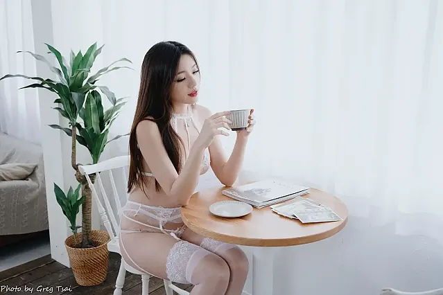 Lily 리리, Photobook Cute White Silk Set.01
