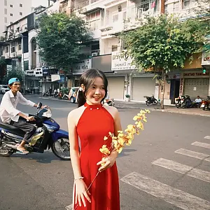 Chợ Bến Thành, Saigon 8월 17일 gio lao xao, may lao dao moi khi em cuoi