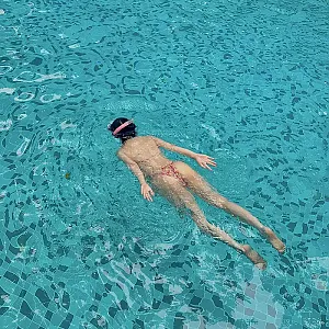 하노이 수영장의 비키니 @g___h9.4 인스타