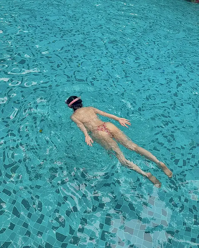 하노이 수영장의 비키니 @g___h9.4 인스타