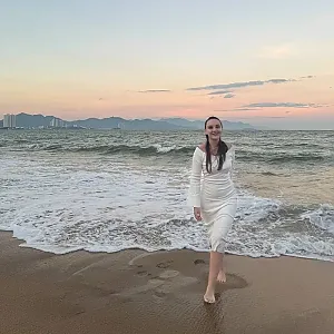 나트랑 해변에서의 서양녀 @leisan_gm 인스타