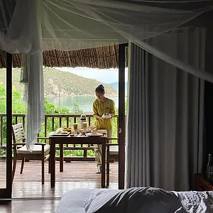 잠은 오고 조식은 먹어야겠고 @ssong.vely_