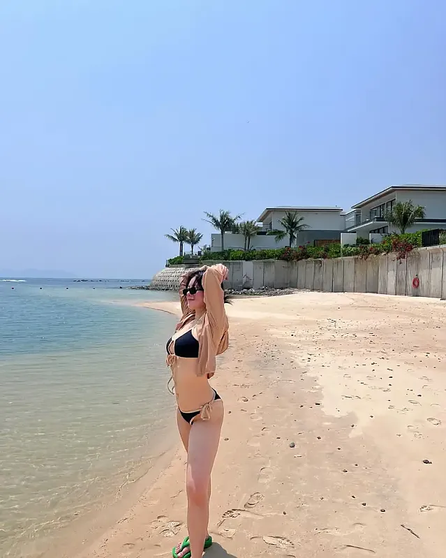 beach.. beach.. bitc...h @sssohyn_