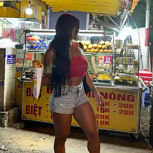 그냥 베트남 소녀와 그녀의 늦은 밤 반 미 @jessicaphuong_