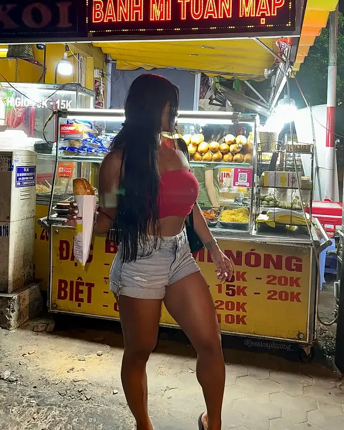 그냥 베트남 소녀와 그녀의 늦은 밤 반 미 @jessicaphuong_